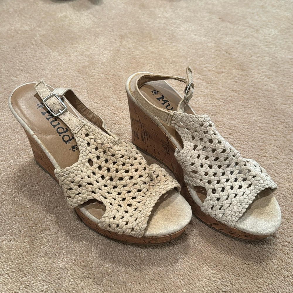 Mudd fabric wedge weave sandals, khaki, size 9